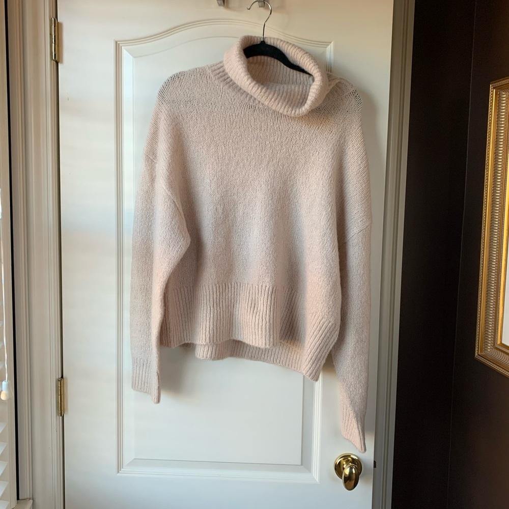 🌹H&M cream oversized turtleneck sweater